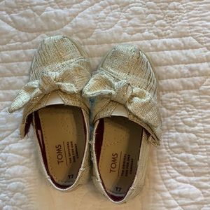 TOMS girls shoes 7t